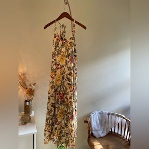 Beautiful flower pattern vintage dress. Strappy and flowy.